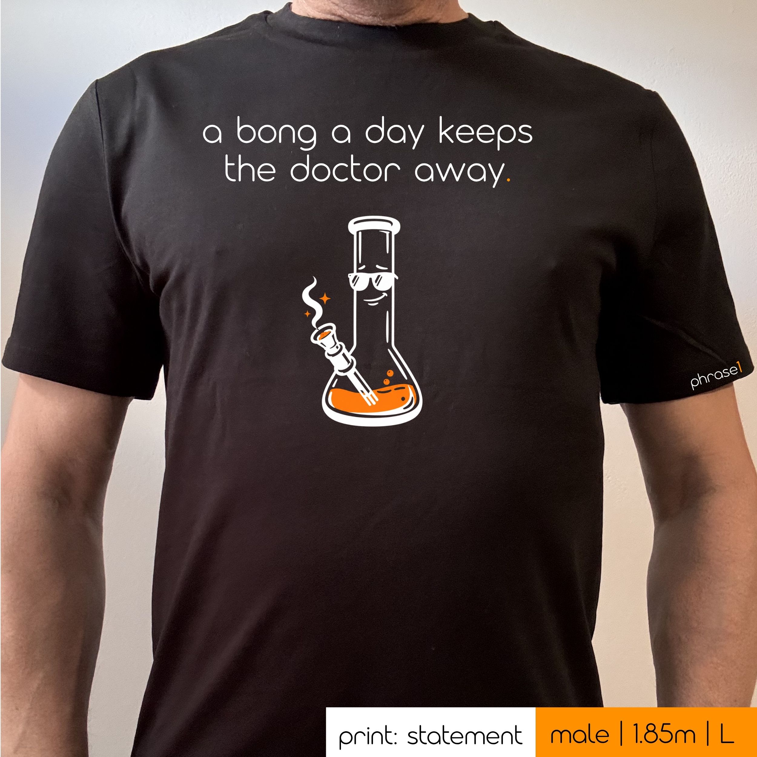 Premium T-Shirt mit Spruch „a bong a day keeps the doctor away.“ und Visual Bong
